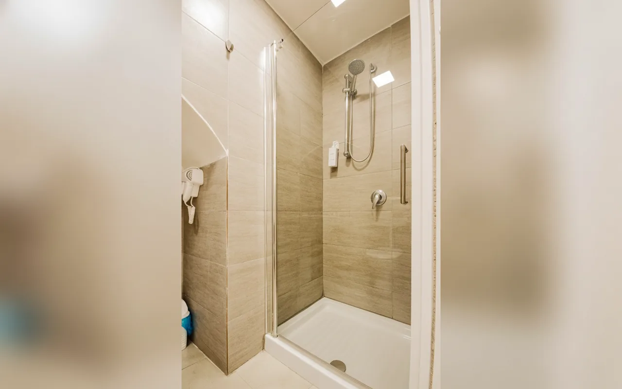 Camera con bagno privato — Ricomincio da 3, Napoli (Campania) (foto 14)
